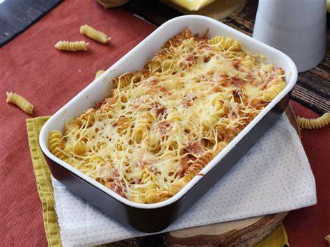 Pasta gratinada con diferentes tipos de queso