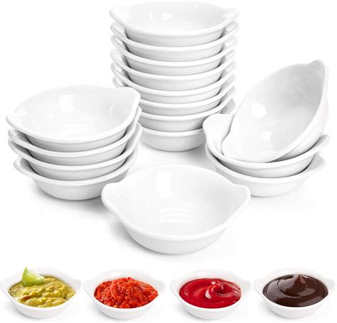 Diferentes salsas y toppings para fajitas presentados en pequeños cuencos