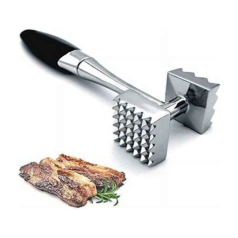 Persona utilizando un mazo ablandador de carne