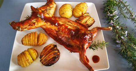 Conejo cocinado con nata y hierbas