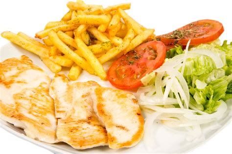 Plato de conejo con patatas fritas y ensalada