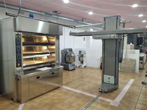 Interior de Hornos Domingo con zona de mesas