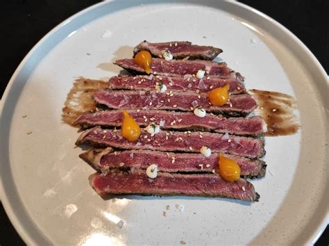 Tataki de ternera con marinado de miel y mostaza