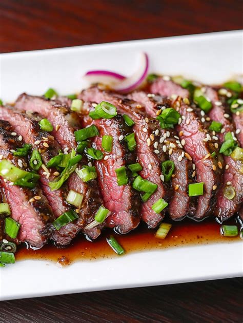 Tataki de ternera con salsa ponzu y cebolla encurtida