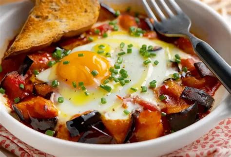 Huevos al plato con berenjena y tomate