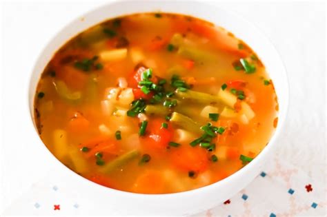 Sopa de verduras caliente en un tazón