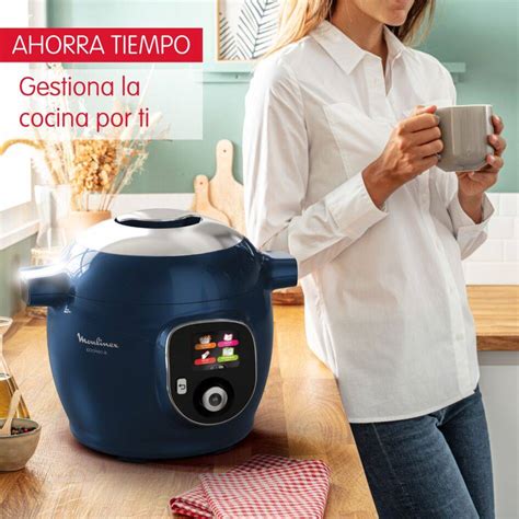 Mujer seleccionando programas en una olla programable