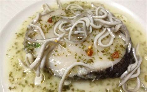 Plato de merluza con gulas y gambas listo para servir