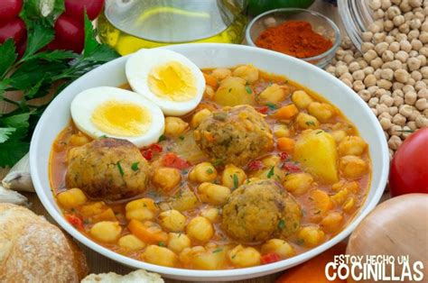 Potaje de garbanzos con albóndigas cociendo a fuego lento en una cazuela de barro