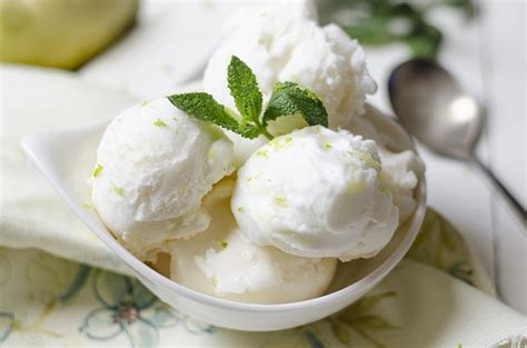 Helado de limón casero decorado