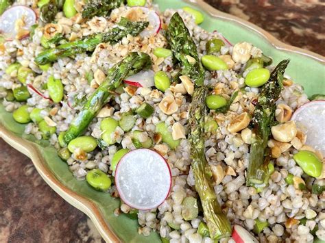 Ensalada fresca de trigo sarraceno y habas
