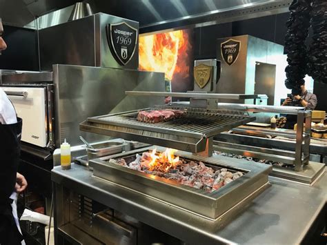 Parrilla Josper modular en una cocina profesional