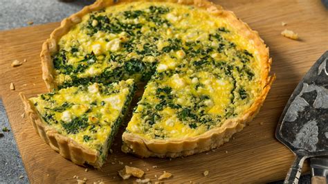 Quiche de pollo y verduras recién horneada