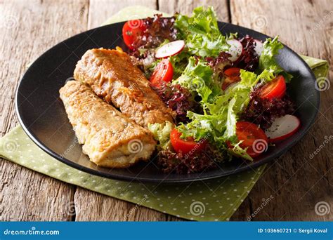 Ensalada de merluza confitada con verduras frescas