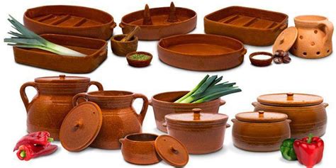 Detalle de menaje de barro para cocina exterior