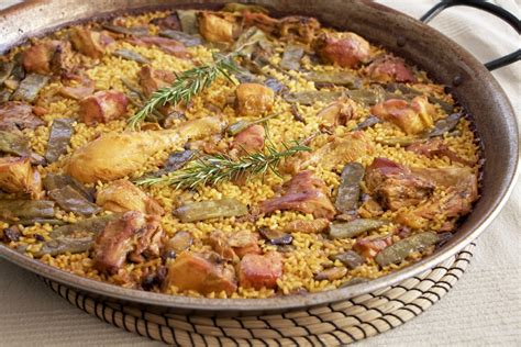 Paella valenciana en un recipiente tradicional
