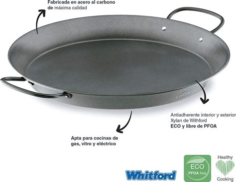 Detalle de una paella de hierro colado con sus asas