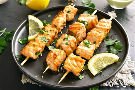 Brochetas de salmón y alcachofas con limón