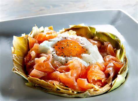 Alcachofas con salmón ahumado y huevo