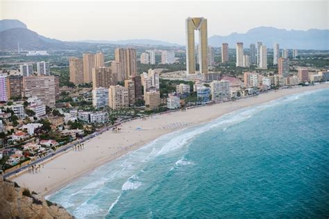 Vista aérea de la costa de Benidorm al atardecer