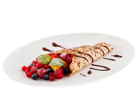 Crepe doblado con frutas y chocolate derretido