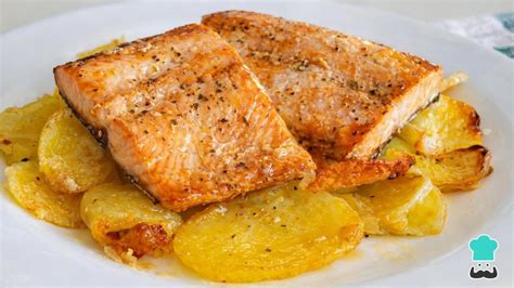 Salmón al horno con patatas, cebolla y tomates cherry