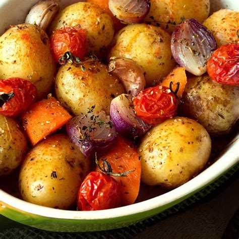 Verduras cortadas para la guarnición: patatas, cebolla y tomates cherry