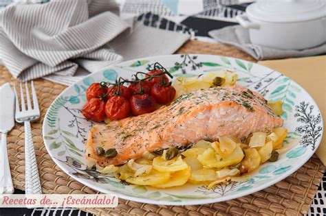 Salmón sobre la guarnición de verduras listo para hornear