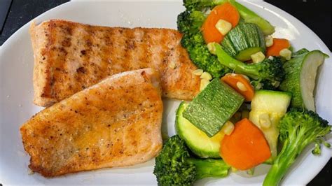 Variedad de verduras frescas para acompañar el salmón