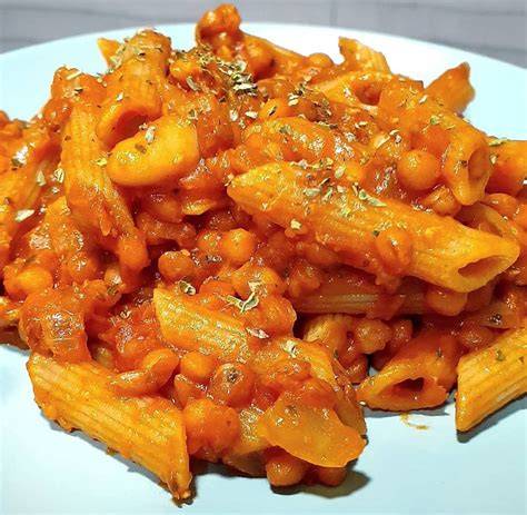 Boloñesa de lentejas servida con macarrones