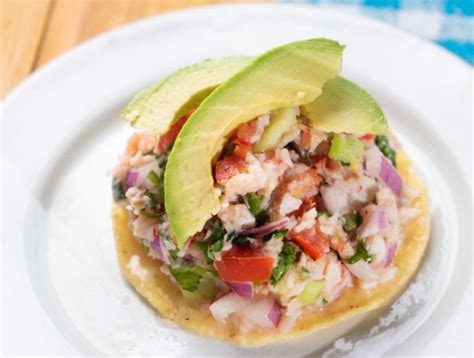 Tostadas de ceviche de pescado con aguacate