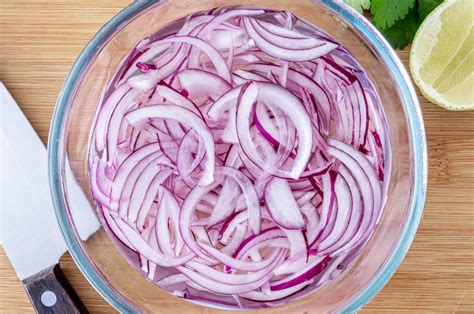 Ingredientes frescos para ceviche: pescado, limones, cebolla, tomate, cilantro y chile