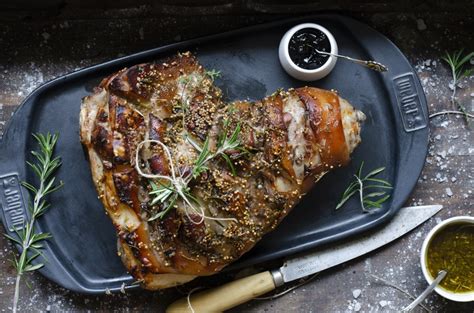 Paleta de cerdo asada en el horno con hierbas