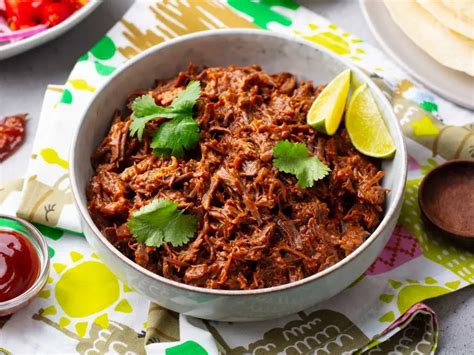 Plato de paleta de cerdo deshebrada con guarnición