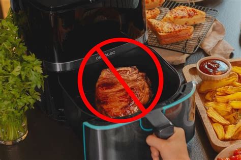 Familia disfrutando de alimentos cocinados en una freidora de aire