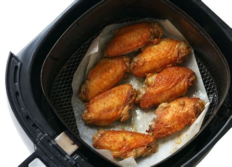 Alitas de pollo crujientes cocinadas en freidora de aire