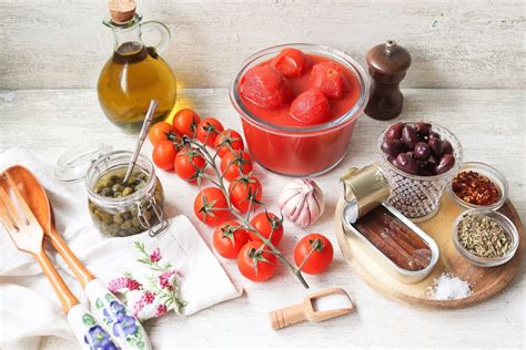 Ingredientes frescos para la salsa Putanesca