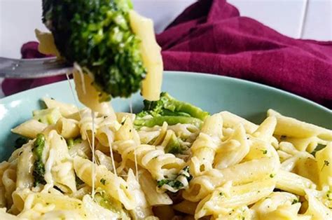Ingredientes para fideos con salsa blanca y brócoli