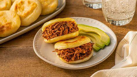 Arepas de carne mechada con queso derretido