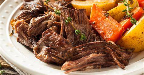 Ingredientes para la carne mechada: carne, verduras, especias