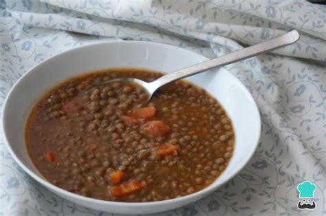 Plato de lentejas viudas servido