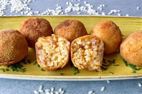 Croquetas de arroz con jamón y queso listas para freír