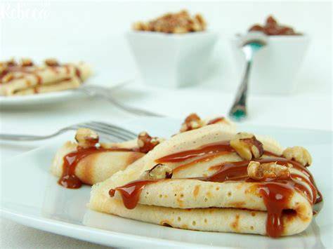 Mesa con diferentes opciones de rellenos dulces y salados para crepes
