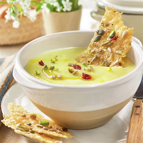 crema de verduras servida en un bol con un toque de aceite y semillas