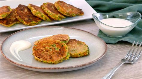 Tortitas de calabacín con salsa de yogur