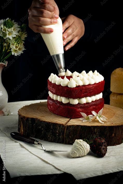 Buttercream decorando un pastel