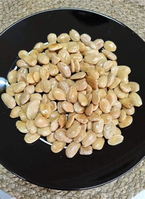 Un plato con almendras crudas sin piel, resaltando su color claro y textura