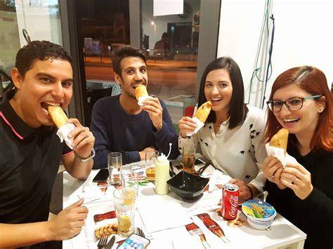 Yeti de Tandil comiendo empanadas