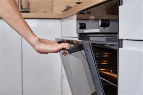 Horno con la puerta abierta mostrando el interior
