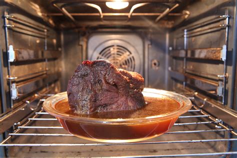 Carne braseándose en el horno